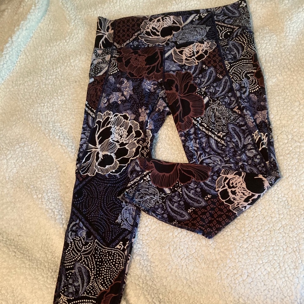 Athleta Floral Cropped Yoga Pants